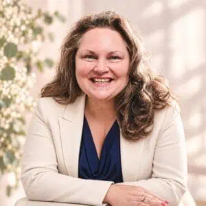 Nicole Quast-Prell – Autorin von „Super wichtige Gedanken“ Nicole Quast-Prell lächelt in die Kamera; sie trägt einen cremefarbenen Blazer.